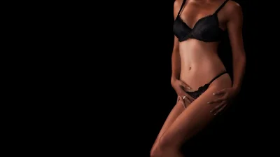 Тело девушки на темном фоне