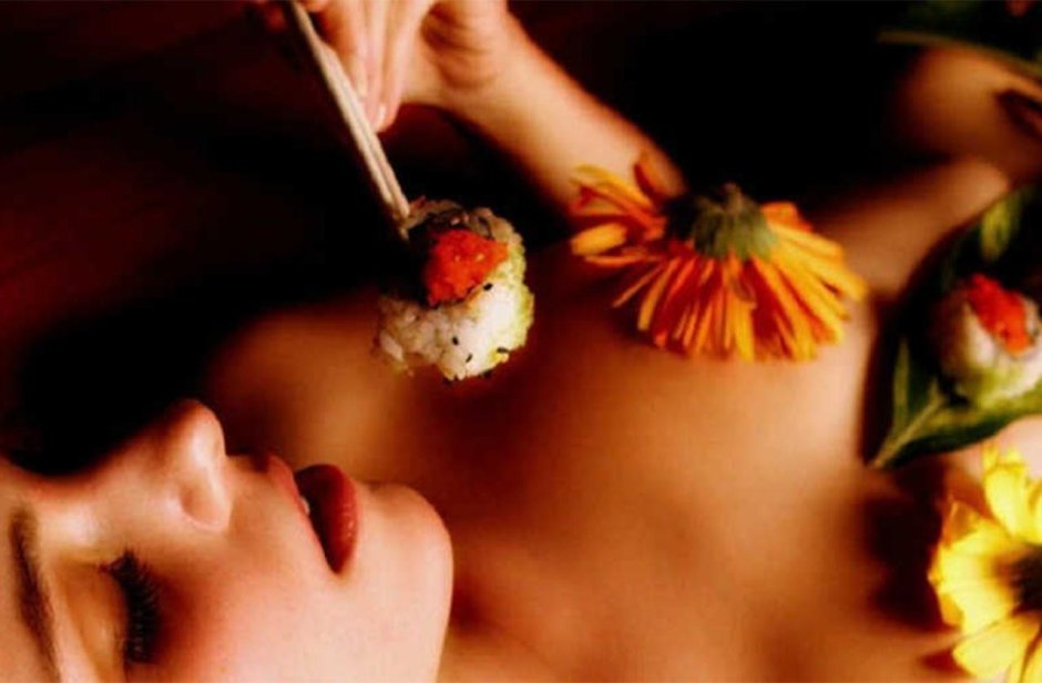 Роллы на голой женщине