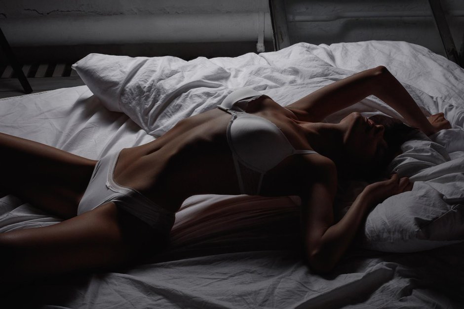 Стройные девушки в постели