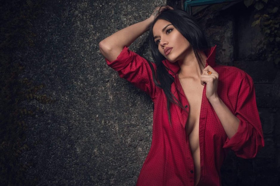 Девушка в красной рубашке