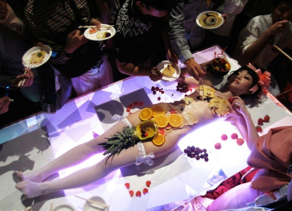 Суши на женщине