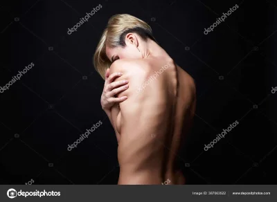 Девушка с голой спиной