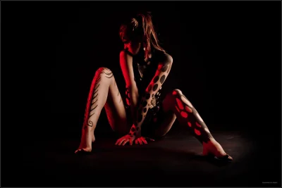 Девушка на красном фоне