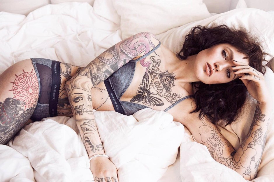 Девушка с татуировками