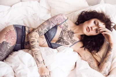 Девушка с татуировками