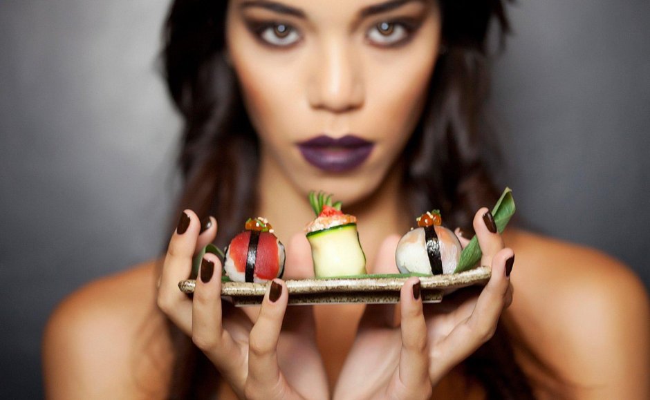 Девушка с роллами