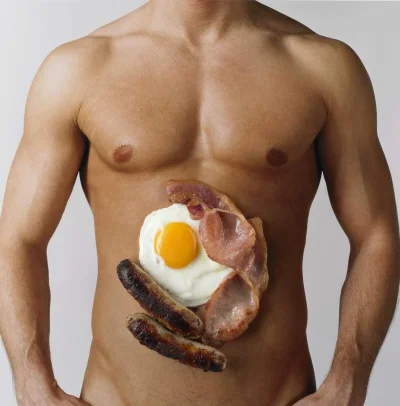 Еда на мужском теле