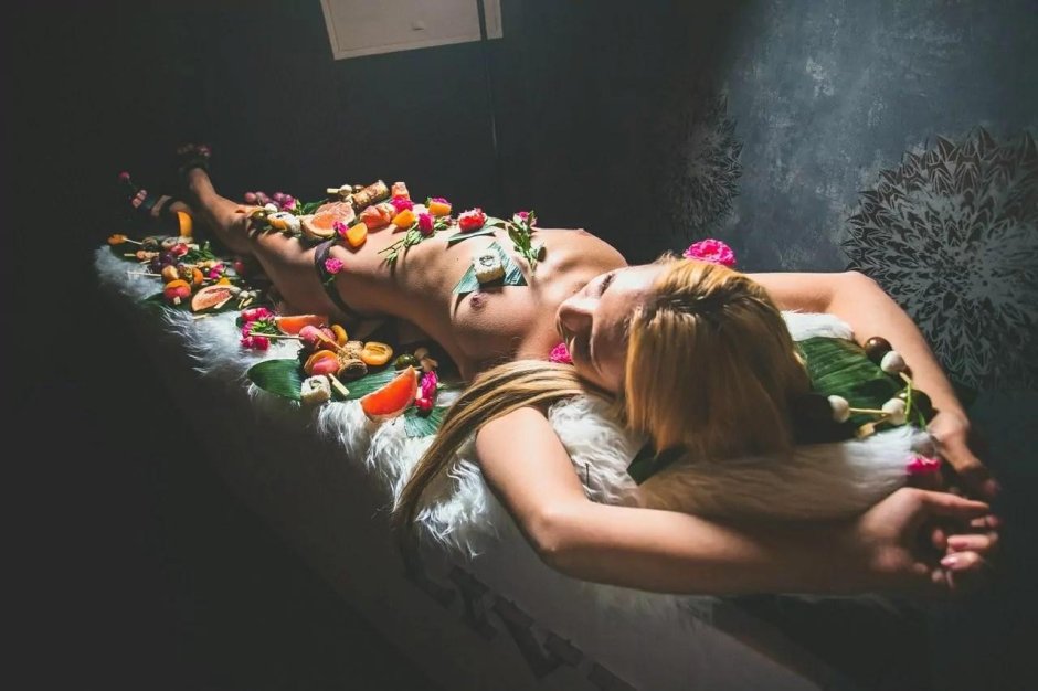 Суши на девушке