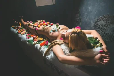 Суши на девушке