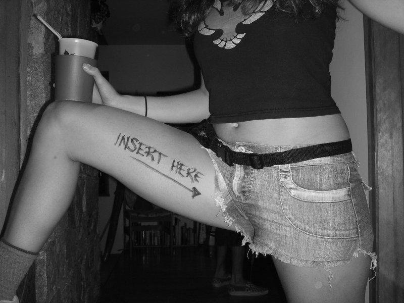 Тату на ляшке для девушек надписи