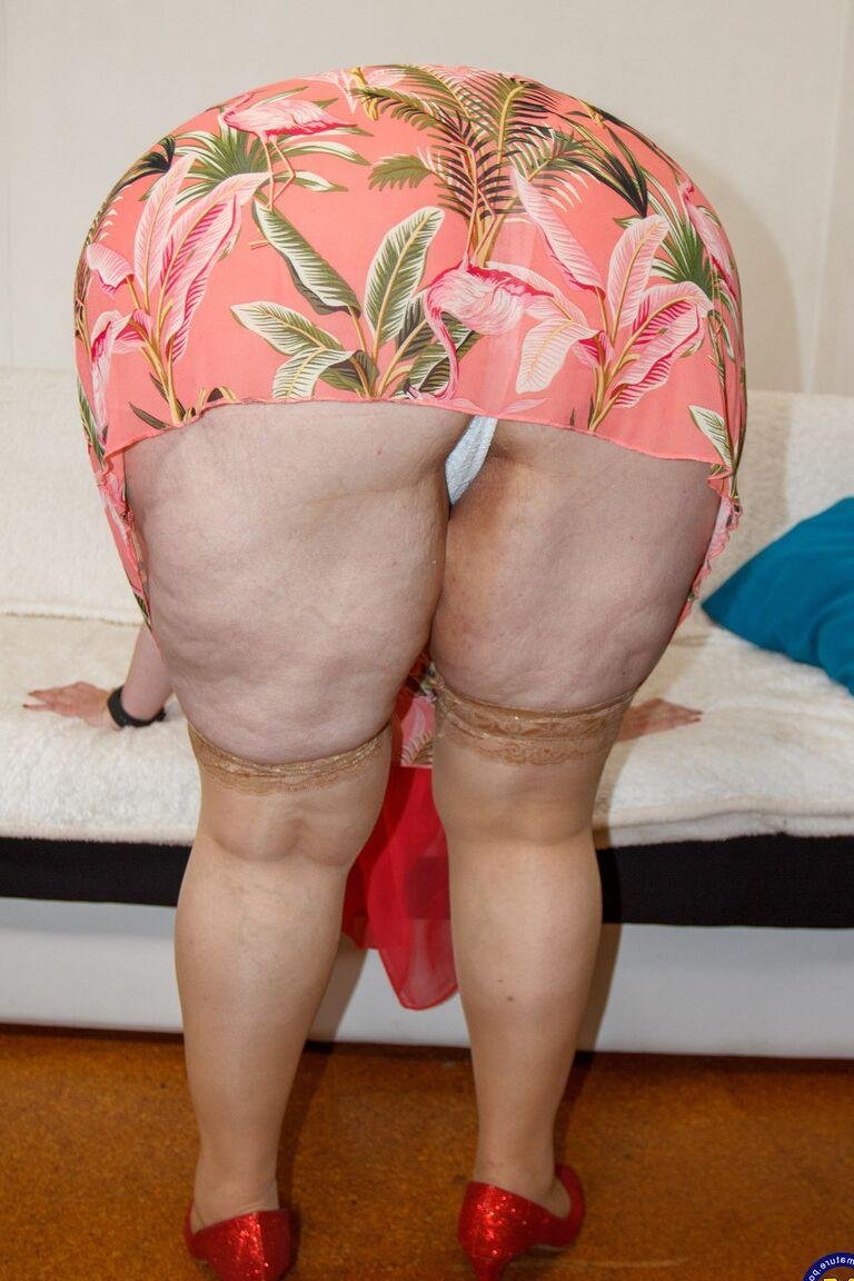 Большие попы пожилых женщин