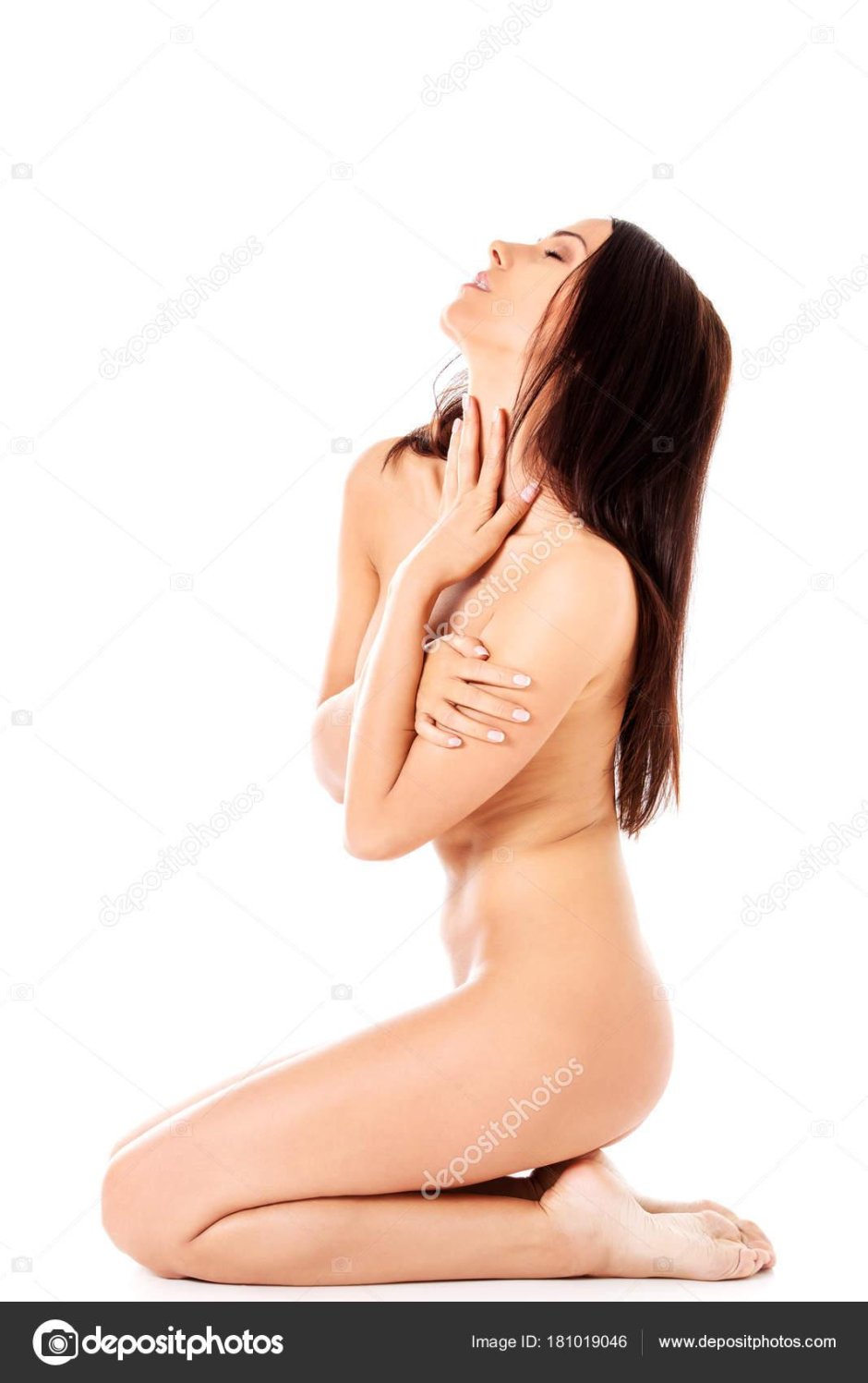 Голая девушка сидит на коленях