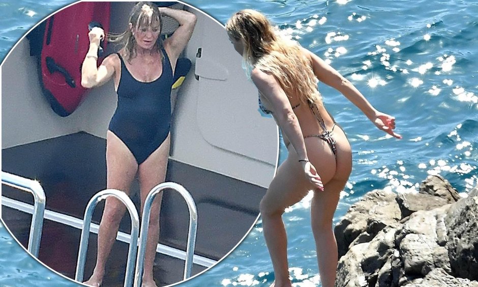 Голди хоун в купальнике за бортом