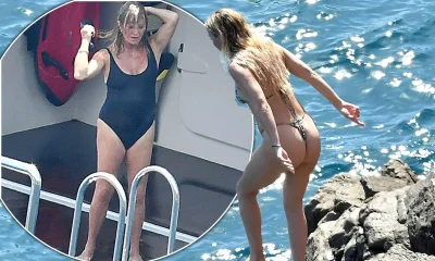 Голди хоун в купальнике за бортом