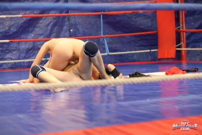 Борьба голых женщин на ринге