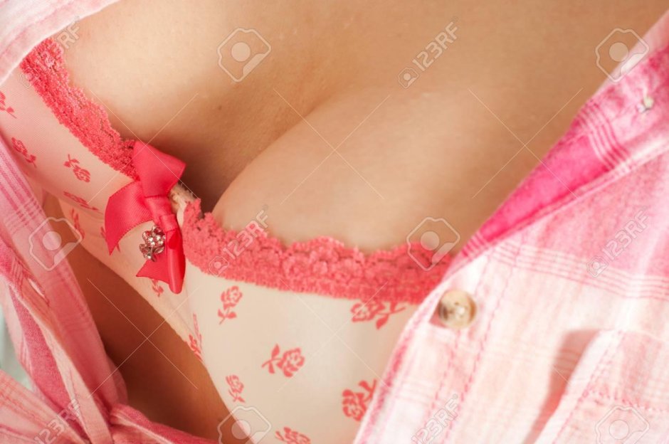 Женская грудь в бюстгальтере розовые