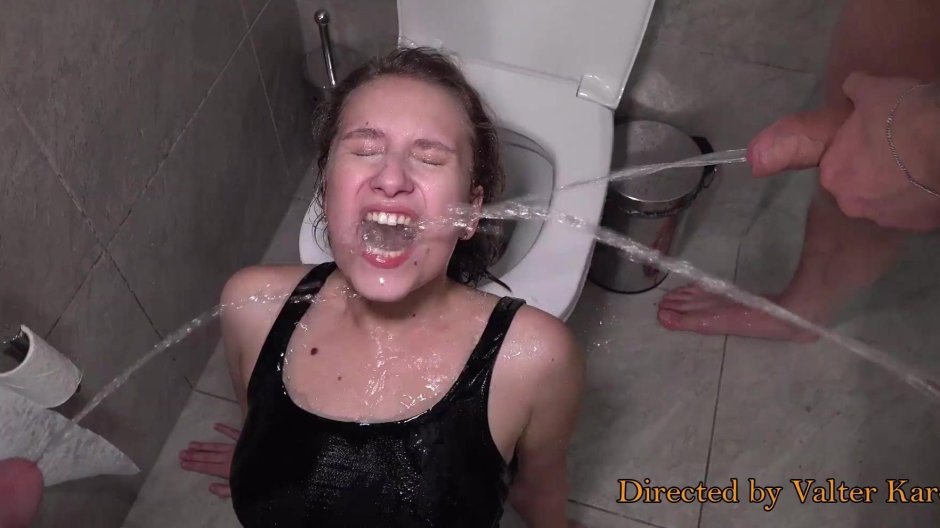 Ссыт в рот девушке