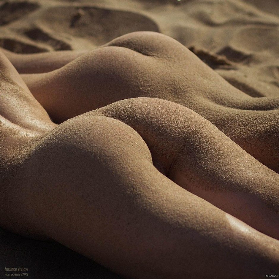 Голые женские попы в песке