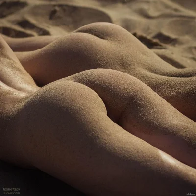 Голые женские попы в песке