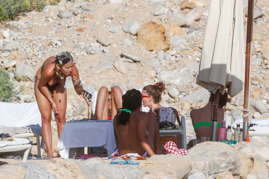 Рита ора фотосессия топлесс