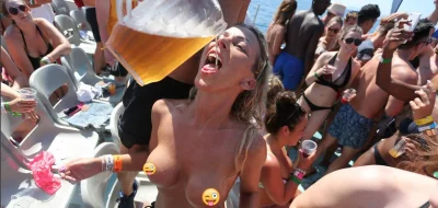 Девушки топлес на ибице