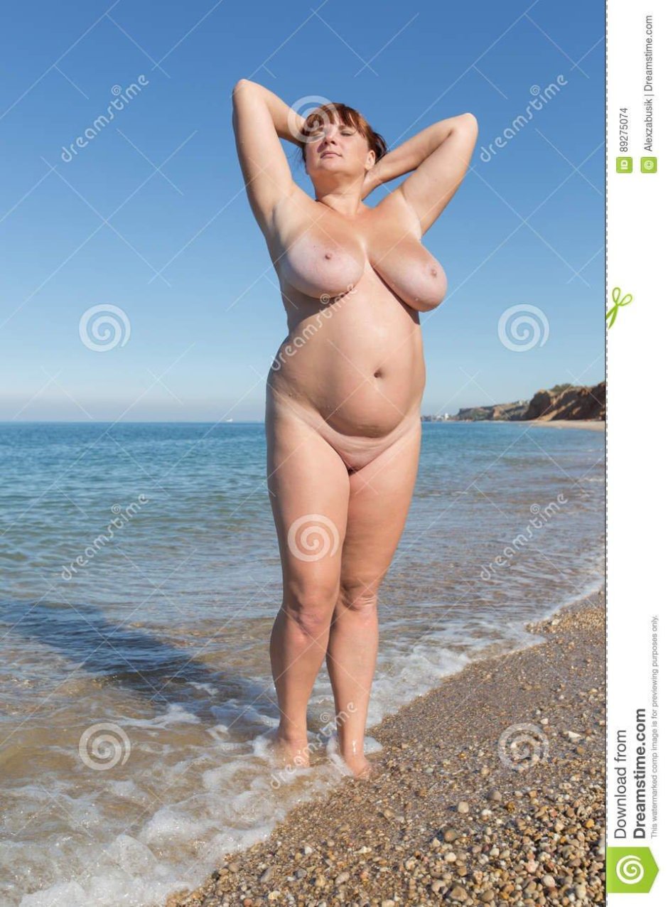 Полные голые женщины на море