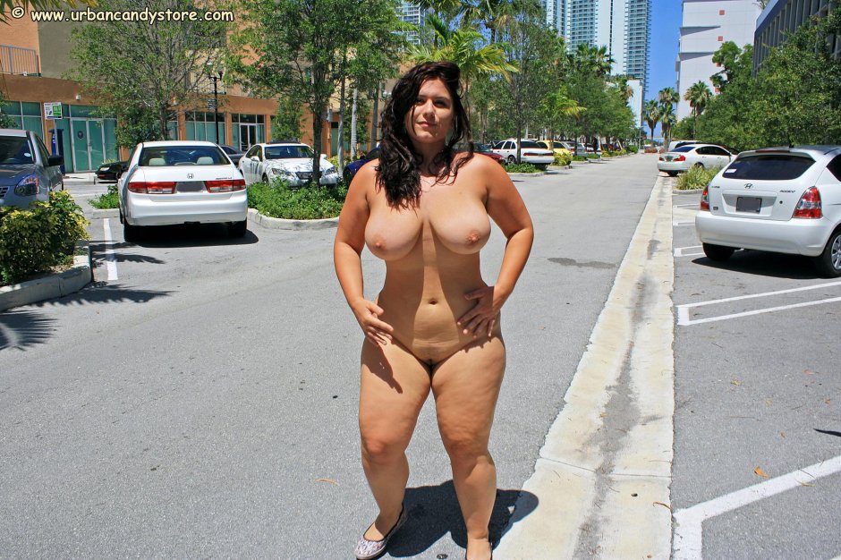 Толстая голая гуляет на улице