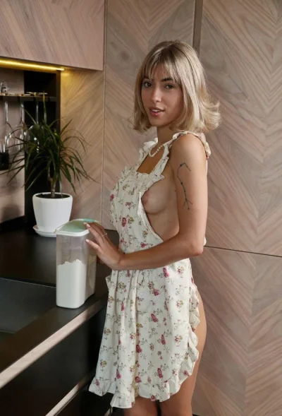 Домохозяйка в фартуке