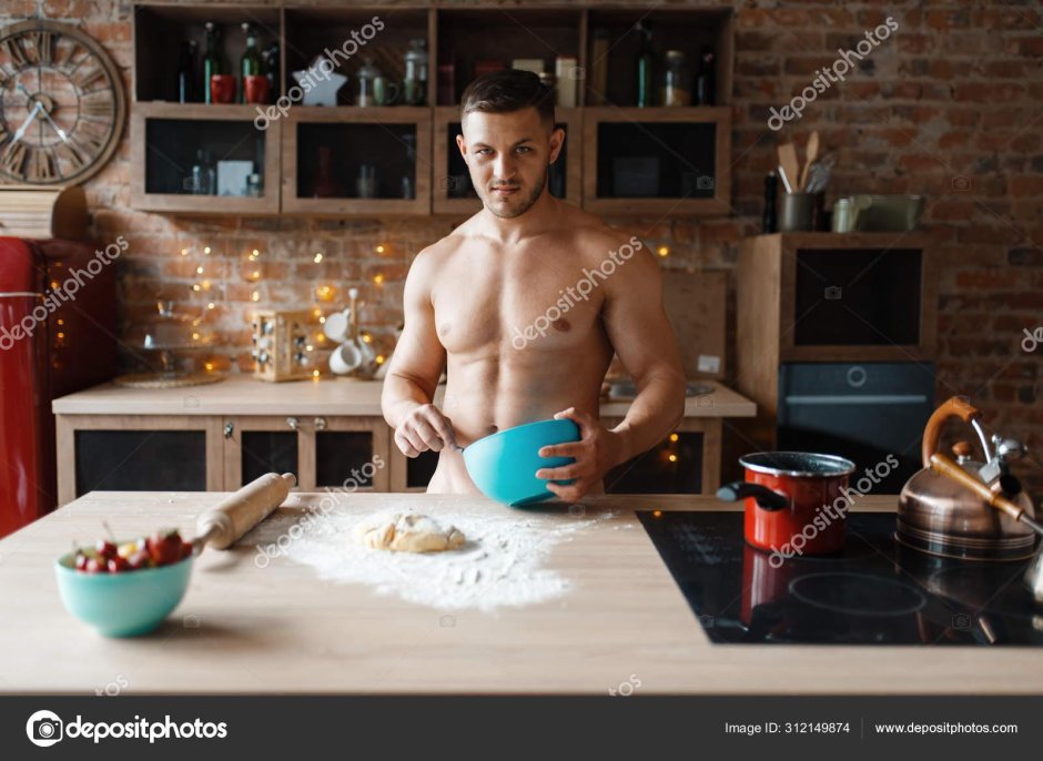 Мужчина на кухне в фартуке