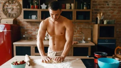 Мужчина в фартуке на кухне