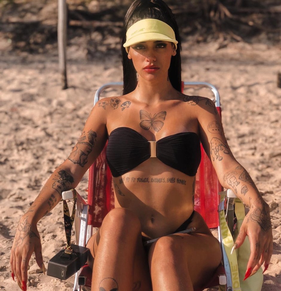 Девушка с татуировками