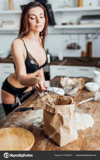 Девушка на кухне в муке