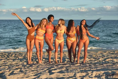 Девушек в купальниках