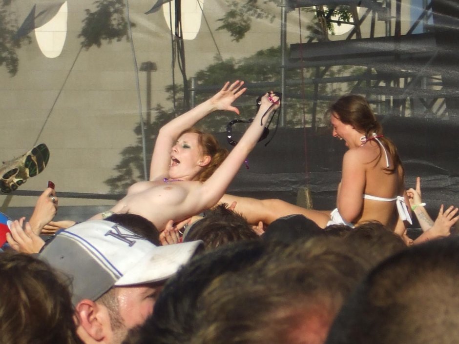 Девушка на рок фестивале