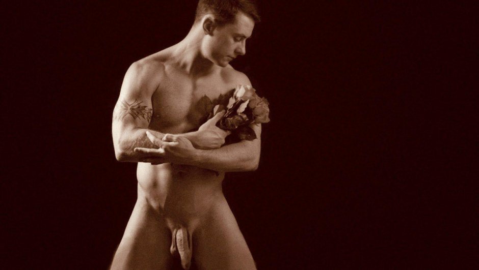 Голые мужчины с цветами