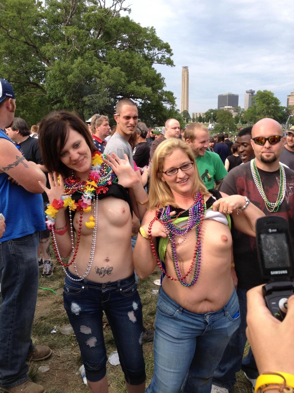 Девушки показывают грудь на фестивале