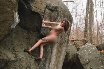 Голая лазает по скалам