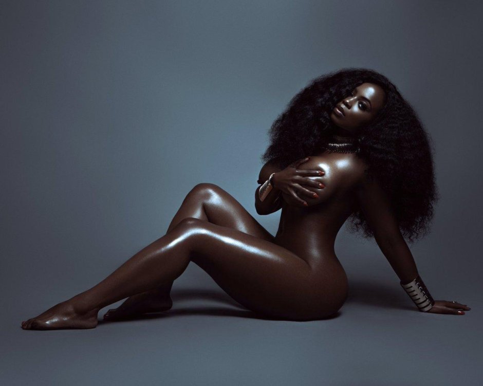 Модель темнокожая