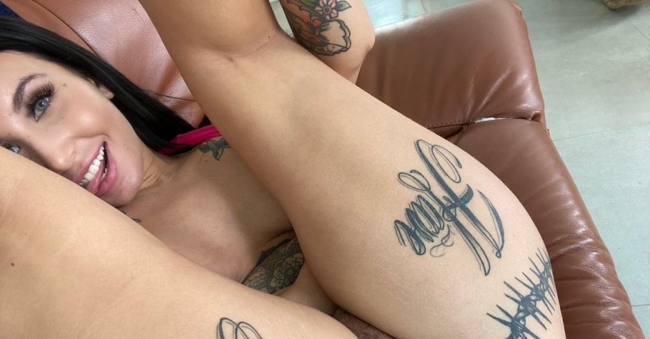 Порноактриса с татуировками