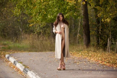 Эротическая фотосессия в пальто