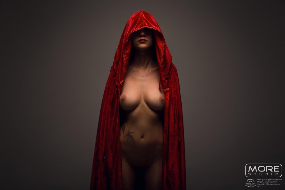 Голая баба в красной накидке