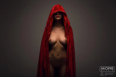 Голая баба в красной накидке