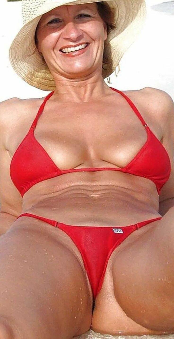 Старуха в купальнике