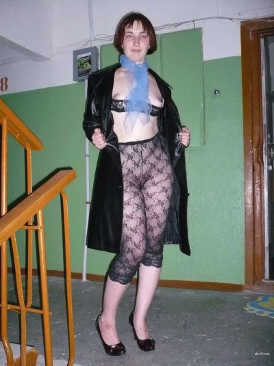 Зрелая позирует в подъезде