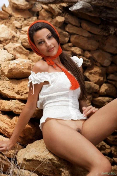 Голая в красном платке