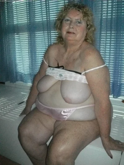 Толстые старухи в нижнем белье
