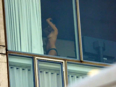 Голая женщина в окне напротив