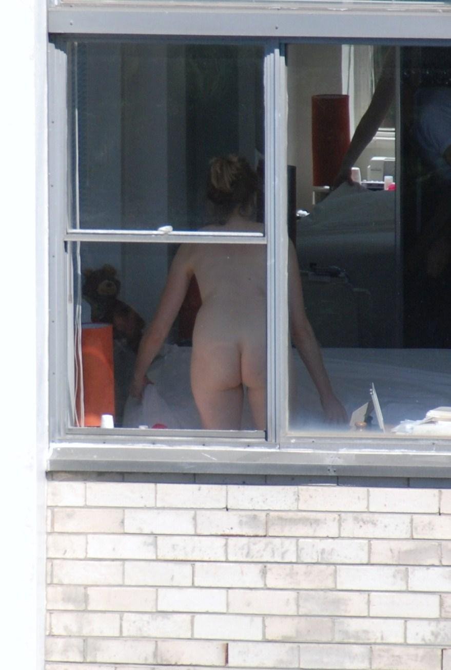 Подглядывание в окна за голыми