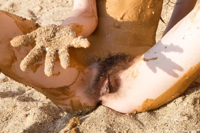 Волосатые киски в песке