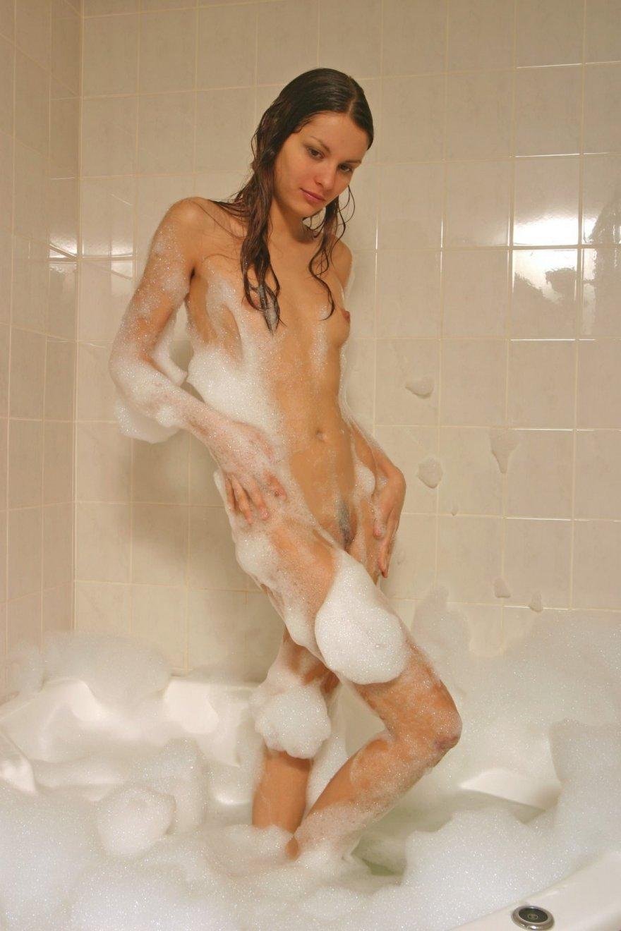 Голая девушка в пене